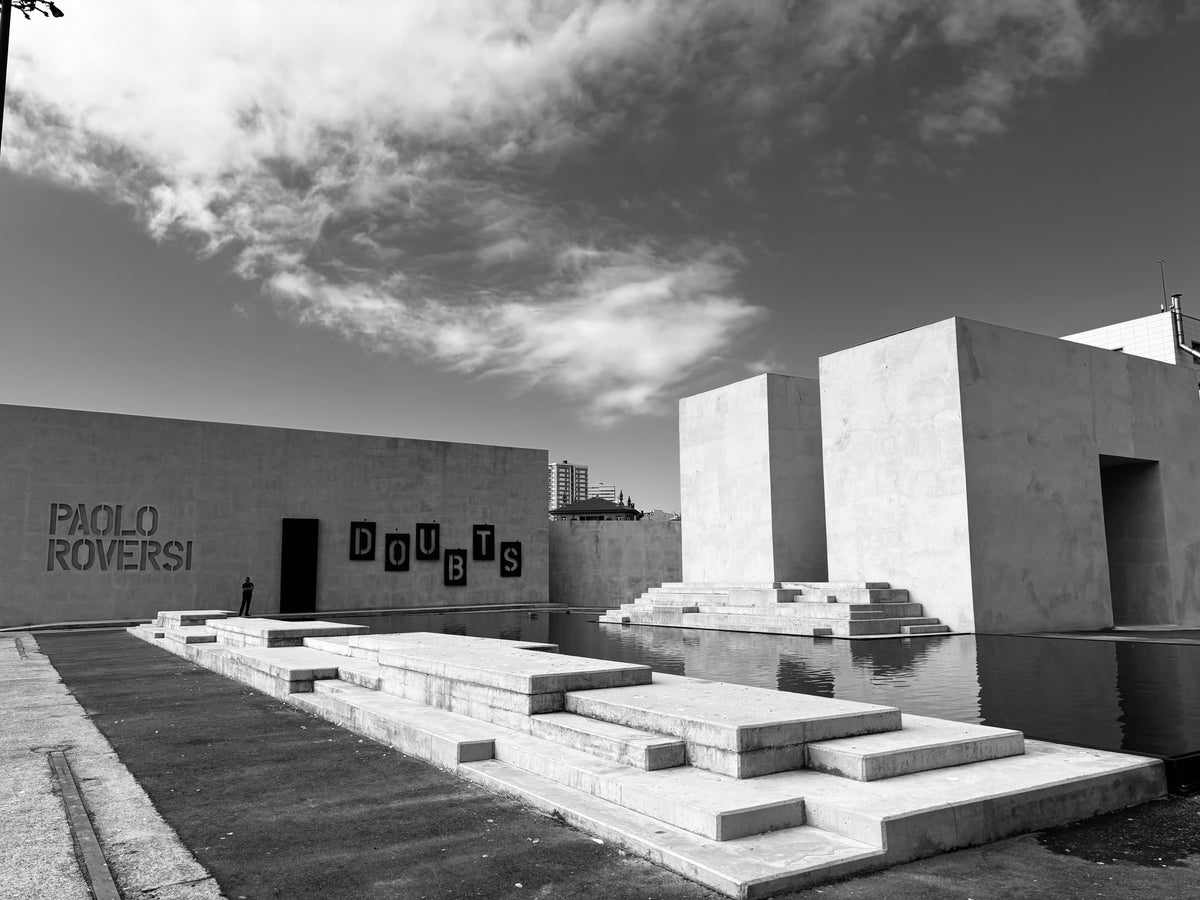 Exterior del Centro MOP con el nombre de Paolo Roversi