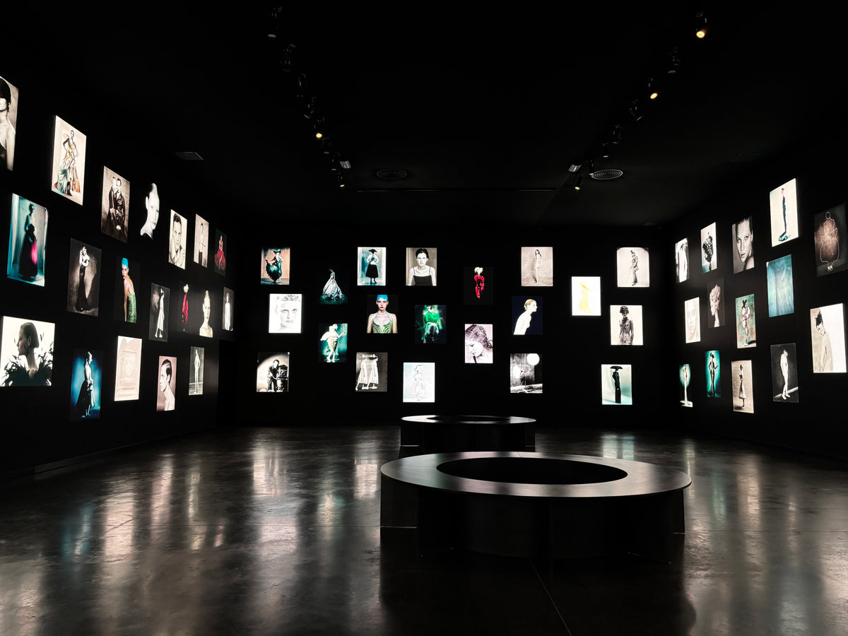 Sala oscura de la exposición Doubts con fotografías iluminadas