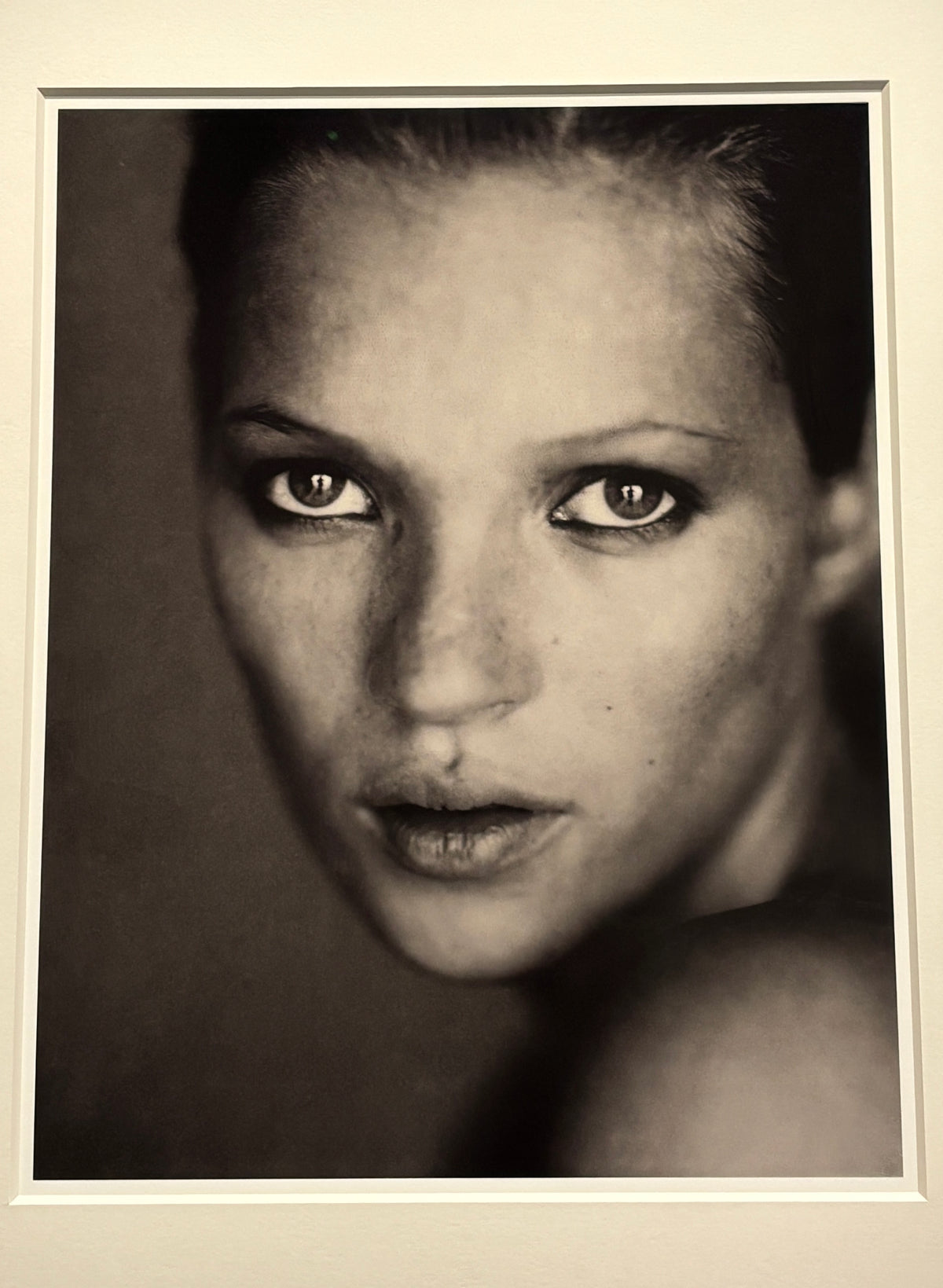 Primer plano en blanco y negro de Kate Moss fotografiado en la exposición
